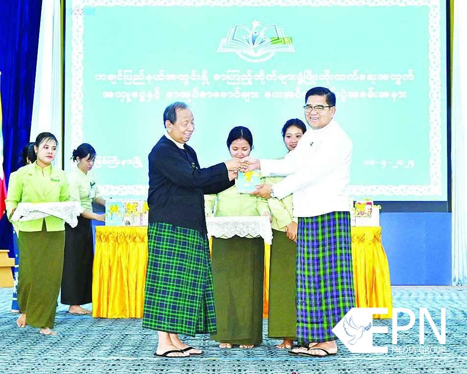 မြန်မာနိုင်ငံတစ်ဝန်းရှိ စာကြည့်တိုက်များ ဖွံ့ဖြိုးတိုးတက်ရေးအတွက် ကချင်ပြည်နယ် အစိုးရအဖွဲ့နှင့် အလှူရှင်များက ငွေကျပ်သိန်း ၁၀၀ ပေးအပ်လှူဒါန်း